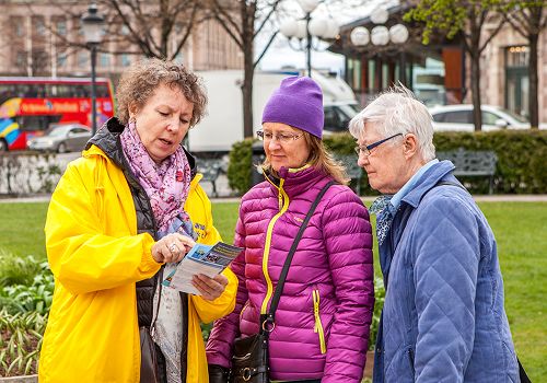 经济师伊万娜常常用自己在中国受到迫害的亲身经历,面对面向民众揭露中共迫害法轮功的事实真相。
