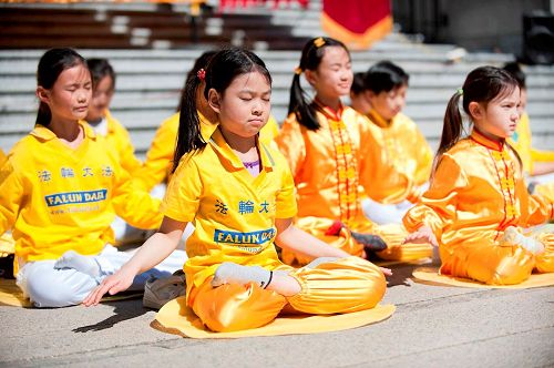'图1~7:加拿大温哥华市法轮大法学员在温哥华市中心艺术馆前举办庆祝活动'