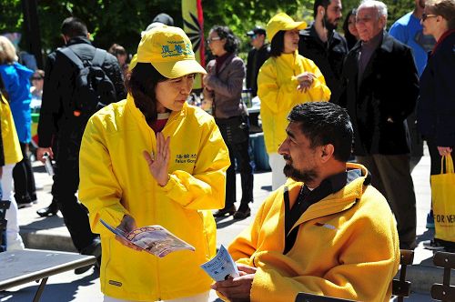 '图9~17:很多市民询问法轮功的更多信息,签名支持法轮功学员反迫害'