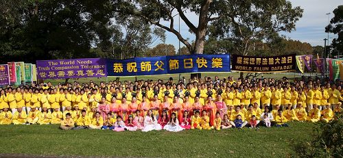 '图3：随后，悉尼法轮功学员集体合照，恭祝师尊生日快乐。'