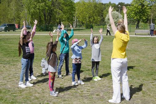 '图5~6:法轮功的功法吸引很多儿童公园里的孩子,纷纷一起学炼。'