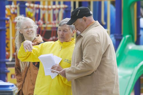 '图7~10:文茨皮尔斯市民众和法轮功学员交谈了解真相'