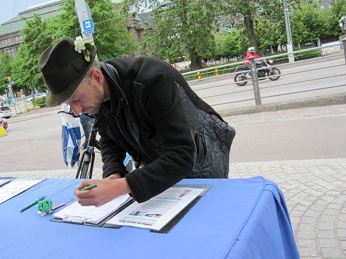 '图1~8:民众了解大法真相,并签名支持法轮功反迫害'