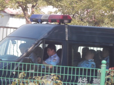 '法院外面的特警车'