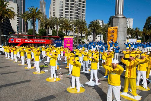 图1:游行前,法轮功学员在渡轮大厦前炼功