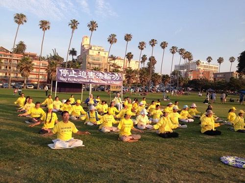 '图1~2:法轮功学员们在著名景点集体炼功'