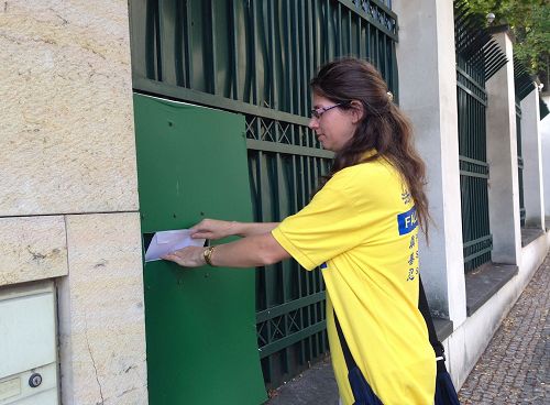 '图3：将公开信件投入中使馆的信箱内'