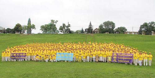 '图3：排字活动最后，在场全体法轮功学员心怀感恩齐声喊：法轮大法好！'