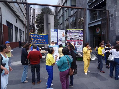 '图3：在墨西哥城历史中心讲真相'