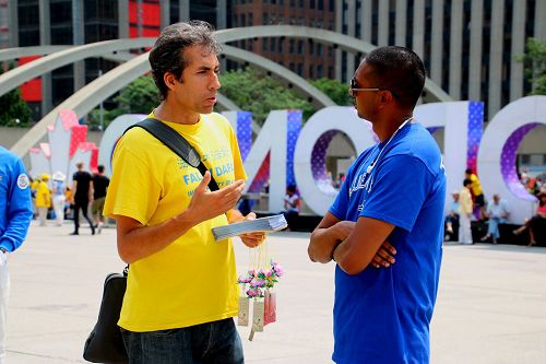 '游行出发前,在市政广场上讲真相'