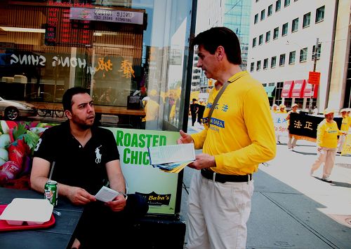 '游行沿途,向民众介绍法轮功真相'