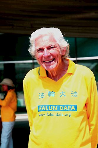 '八十六岁的法轮功学员哈维·埃勒(Harvey Eller)走完游行全程,依然精神抖擞'