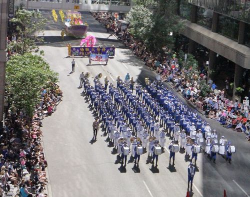 '图1~4:天国乐团在牛仔节的开幕游行'