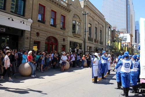 '图5:天国乐团在牛仔节的开幕当天市中心步行街的表演'
