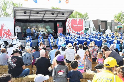 '图8~9:天国乐团在马尔堡商场前演奏'