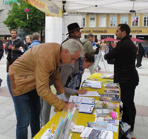 '图7~10:了解了真相的民众纷纷签名制止中共迫害法轮功。'