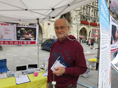 '图11:Manfred Debert觉得法轮功学员展示的功法“让人很舒服,无论如何我得结识一下这个功法。”'