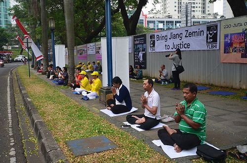 '图1:法轮功学员在雅加达中使馆前和平抗议中共迫害'