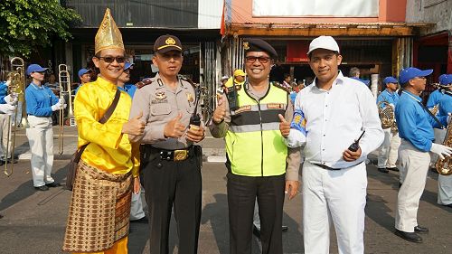 '图2~8:法轮功学员在雅加达华人聚集地区的街道上传播真相'