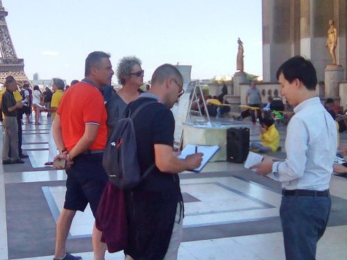 '图5：了解真相后，游客们签名支持制止活摘。'