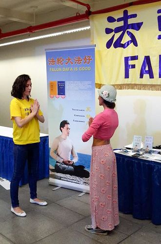 '图1~7:法轮功学员们向各族裔民众介绍功法,深受人们欢迎'