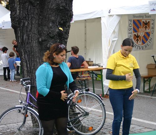 '图1～3：很多民众驻足学炼法轮功'