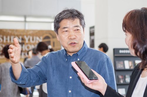 '图5:庆北大学国乐系教授周永伟观赏神韵交响乐团,感觉心灵得到了治愈。'