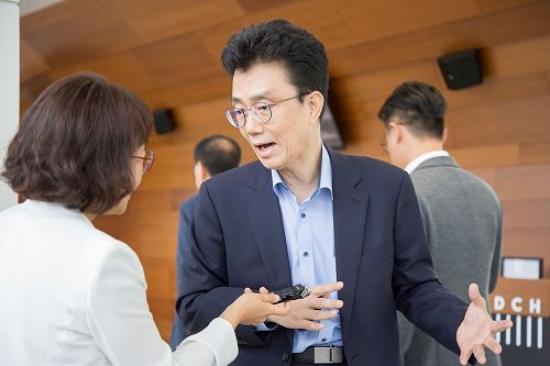 '图7:启明大学崔在化教授感受神韵乐音蕴藏着丰厚的内涵。'