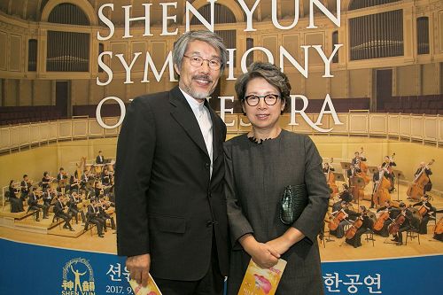 '图9:集团代表李祥林感受神韵是来自天上的音乐。'