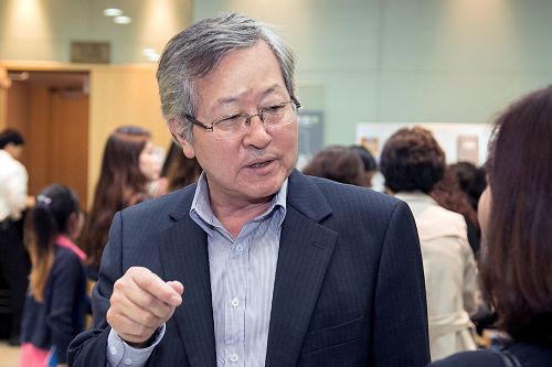 '图11:韩国前海洋部水产政策局局长李善俊赞叹神韵演出洋溢着中华文化的芬芳。'