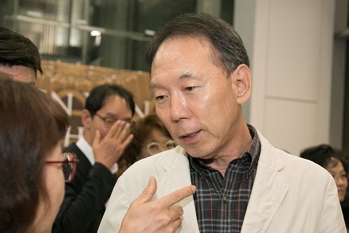 '图12:韩国共存文化研究所代表李泰镐赞叹神韵音乐唤醒了我沉睡的灵魂。'