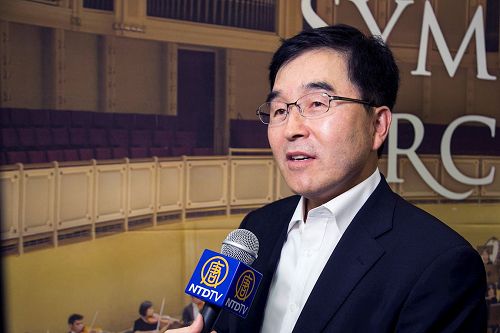 '图13:EPROAD代表理事金秉显聆听神韵音乐,随着乐符感受到不同的画面。'