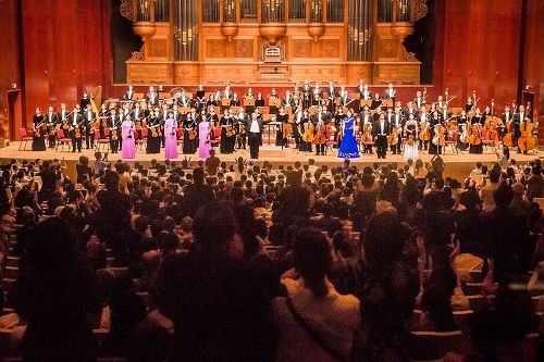 '图1~2:二零一七年九月二十二日晚,神韵交响乐团于国家音乐厅举行演出。指挥米兰。纳切夫带领所有艺术家们谢幕,爆满的观众掌声不断,观众席上如雷鸣般的鼓掌声,和着经久不息的“Encore”(再来一曲)呼声不断。'