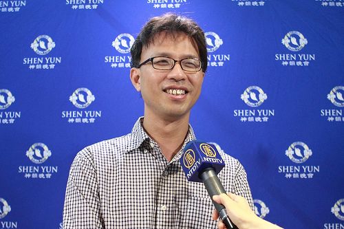 '图10:乐评家夏尔克观赏神韵交响乐团在台湾新竹市文化局演艺厅的演出。'