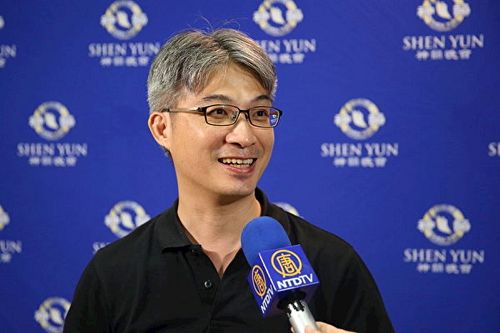 '图11:乐亮管弦乐团艺术总监黄瀚民赞叹,神韵融入东方乐器于西方交响乐团中,“找到一条真正的自己的路”。'