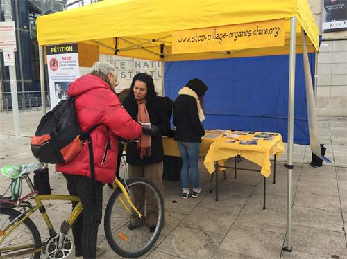 '图3：国际人权日之际，在波尔多市人权广场，法轮功学员进行了介绍法轮功和讲真相的活动，同时征集签名反迫害'