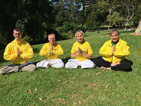 '图2:Barbara Shafer(右二)非常感谢李洪志师父的教诲'