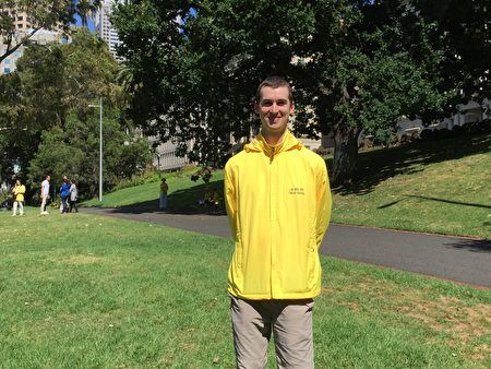 '图3:墨尔本法轮功学员Daniel Cameron通过修炼法轮功变得更加快乐。'