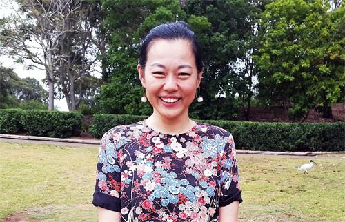 '图3:肖女士带着喜悦满满的笑脸感恩师尊'