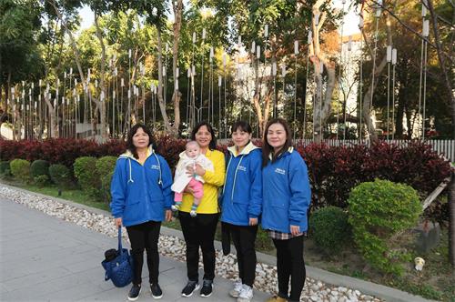 '图6:林恩如(左二)和家人一起来给师父拜年,右一为古宜衿,右二为古芷菱。'