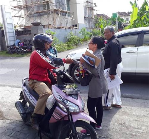 '图2:民众声援法轮功,向学员说:“加油,继续传达正义”。'