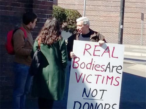 '图4:西人法轮功学员杰夫(Geoff)正在告诉路人法轮功真相'