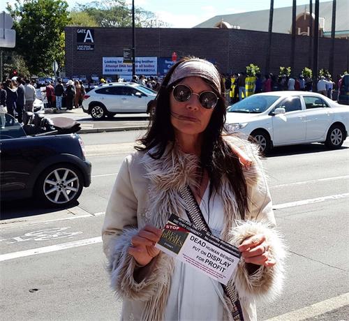 '图6:澳洲护士查默斯(Sapphire Chalmers)女士:这个展览太令人震惊了!'