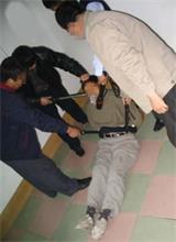 '中共酷刑演示图:电棍电击'