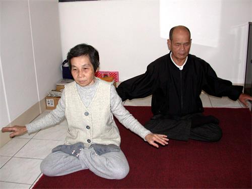 图8：林福生伉俪一起炼功，他吃了四十几年中药的梦魇终于远离。