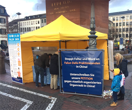 '图2:德国法轮功学员在达姆斯达特市中心举办活动。'