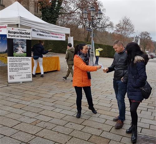 '图6:法轮功学员在德国南部小城西格玛琳根步行街举办活动'