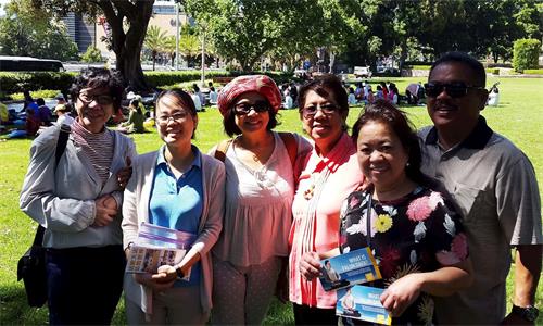 '图6:(左一)罗布丝女士(Menchie?Robles),克里斯蒂娜(Christina)女士(右一)和丈夫和来自南澳洲的伊利·阿里(Ali?Ela)女士(右三)表示:我们想回家去和当地法轮功学员一起炼功。'
