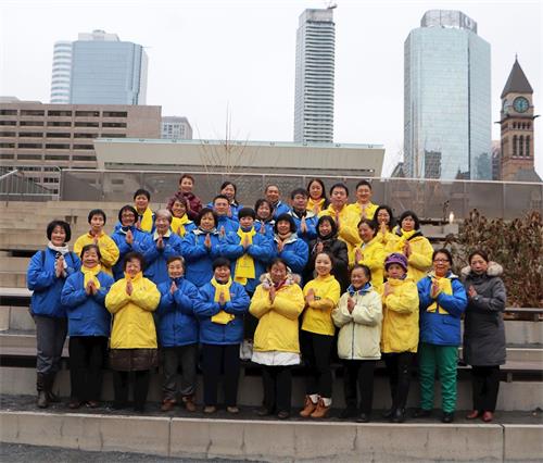 '图2：部份在一线讲真相的学员感谢师父给予他们机会讲真相，让更多的民众”三<span