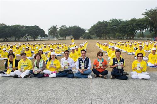 '图2:2019元旦前夕,高雄市法轮功学员齐聚卫武营都会公园草坪广场,向法轮功创始人李洪志先生拜年,立法委员许智杰(中)、市议员陈慧文(左三)林智鸿(右四)及海洋里里长蔡秀宝(右三)等到场致意。'